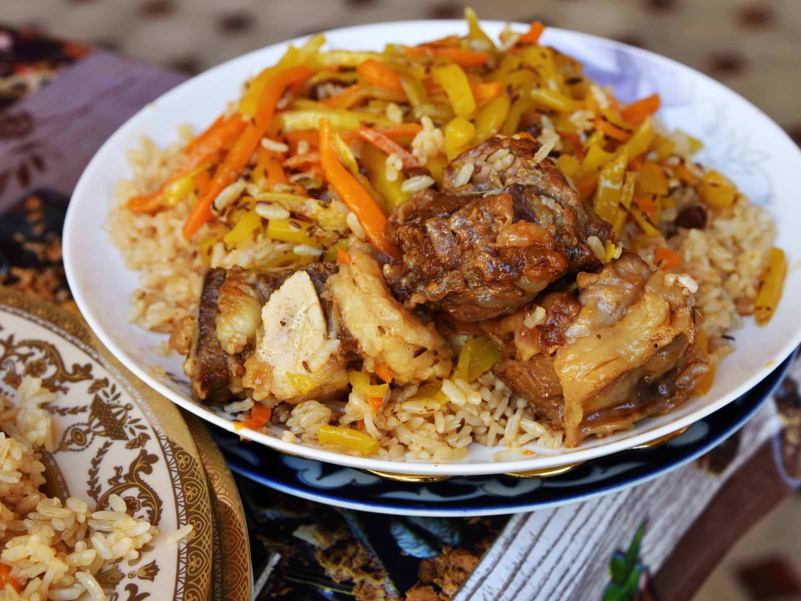 Usbekistans nationalret, Plov – risret med gulerødder, løg, hvidlø, krydderier samt lam eller oksekød.