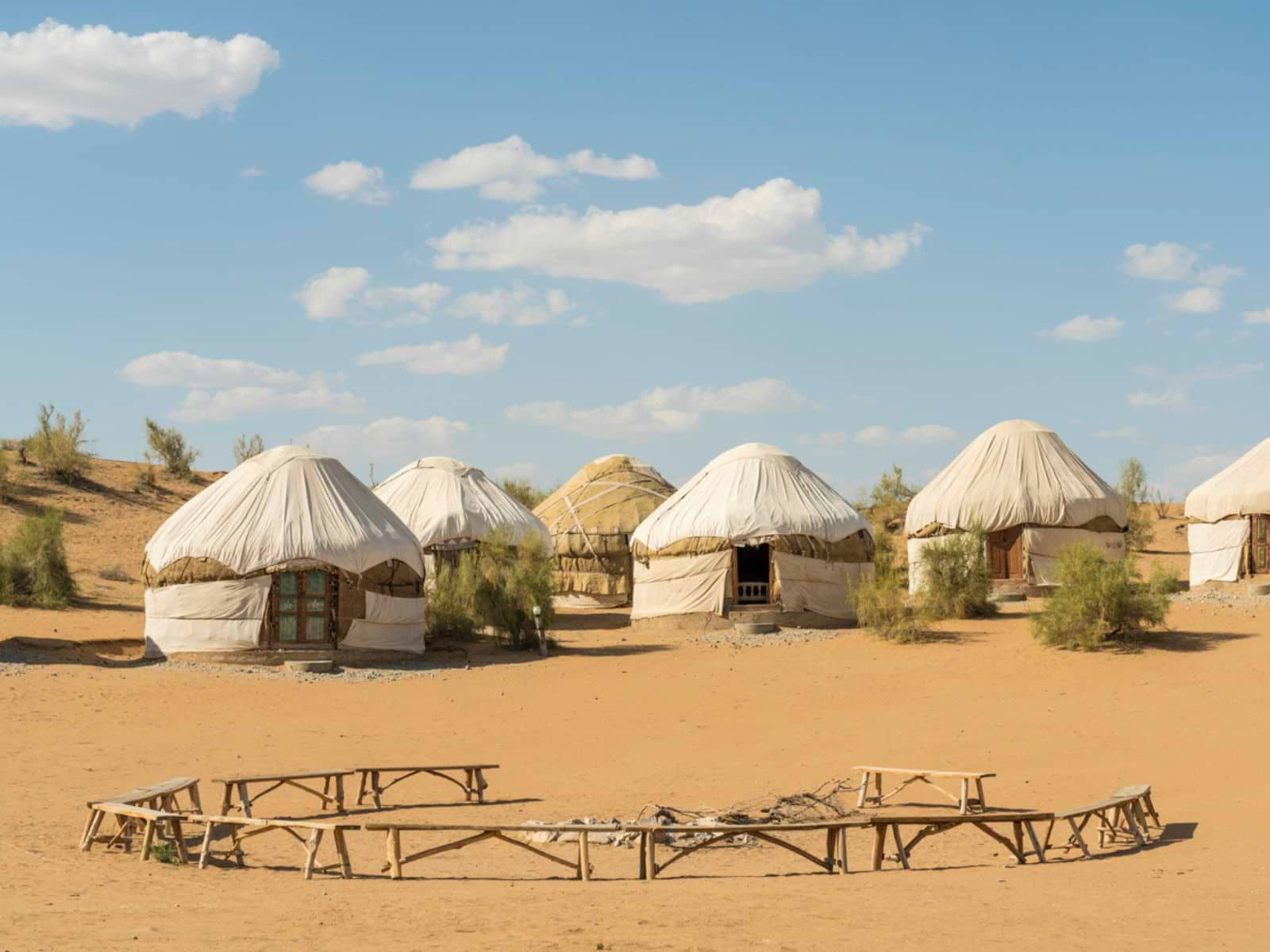Et traditionelt yurt-telt i ørkenen i Usbekistan