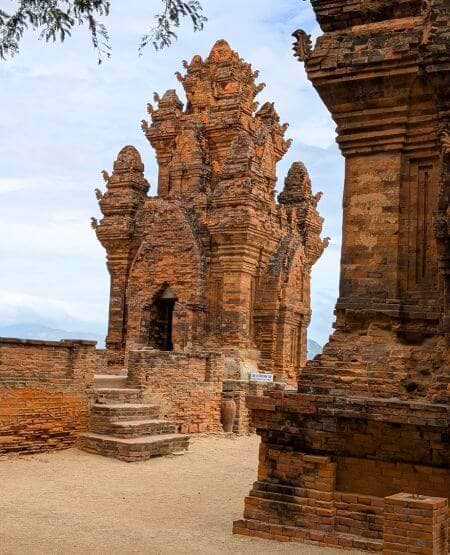 Ruiner ved Champa-templet i Tho Cam, Vietnam