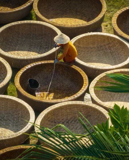 Vietnameser laver traditionelle, runde kurvebåde, Vietnam