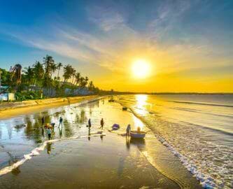 Tropisk strand i solnedgang ved Phan Thiet i Vietnam