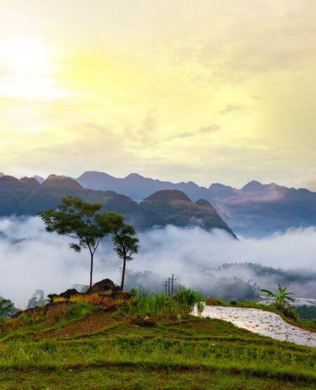 Solopgang over landskabet i Pu Luong, Thanh Hoa-provinsen i Vietnam