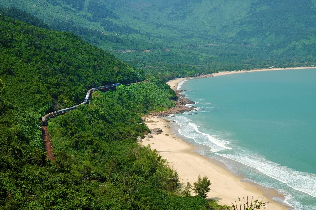 Tog fra Hué til Da Nang med skønne udsigter til den vietnamesiske natur Tog fra Hué til Da Nang med skønne udsigter til den vietnamesiske natur