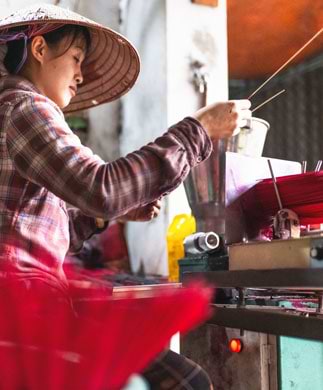 Kvinde som sidder og arbejder i Vietnam Kvinde som sidder og arbejder i Vietnam