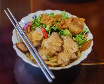 Cao Lầu, den karakteristiske nudelret i Hoi An, Vietnam