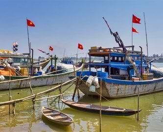 Lokale fiskebåde i hyggeligt havn i Duy Hải, Vietnam Lokale fiskebåde i hyggeligt havn i Duy Hải, Vietnam