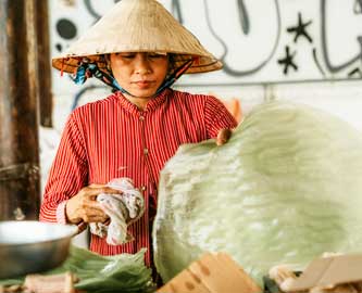Vietnamesisk kvinde som producerer nudler i Hoi An Vietnamesisk kvinde som producerer nudler i Hoi An