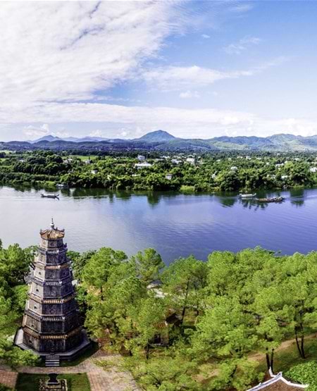 Parfume-floden med Thiên Mụ pagoden i Hué, Vietnam Parfume-floden med Thiên Mụ pagoden i Hué, Vietnam