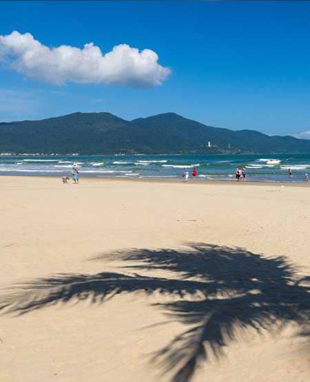 Udsigt over Da Nang by og My Khe stranden i Vietnam Udsigt over Da Nang by og My Khe stranden i Vietnam