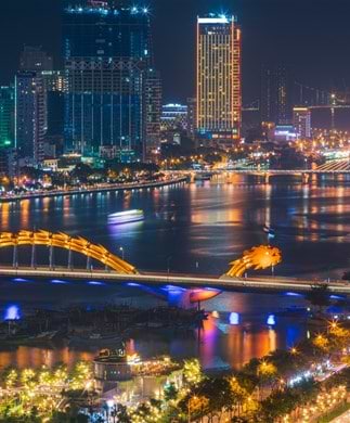 Udsigt over Da Nang i aftenlys med Dragebroen, Vietnam