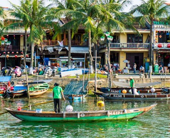 Lokal båd på floden i Hoi An Lokal båd på floden i Hoi An