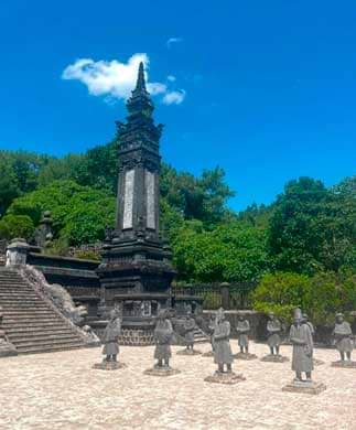 Søjlen og statuerne på pladsen ved Khải Định-kejserens gravmæle, Vietnam Søjlen og statuerne på pladsen ved Khải Định-kejserens gravmæle, Vietnam