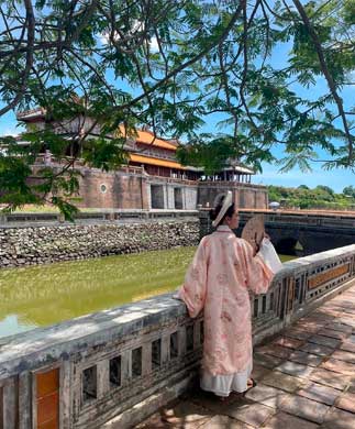 Kvinde i smuk dragt i Kongebyen i Hue, Vietnam Kvinde i smuk dragt i Kongebyen i Hue, Vietnam