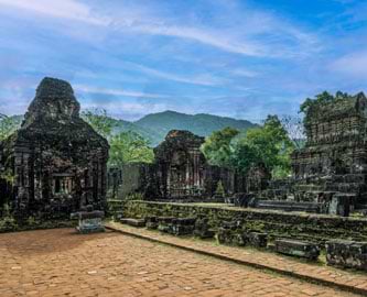 Mỹ Sơn-området i det gamle Champa-rige mellem tempelruiner og grønne bjerge i Vietnam Mỹ Sơn-området i det gamle Champa-rige mellem tempelruiner og grønne bjerge i Vietnam