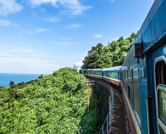 Tog fra Hué til Da Nang med skønne udsigter til den vietnamesiske natur Tog fra Hué til Da Nang med skønne udsigter til den vietnamesiske natur