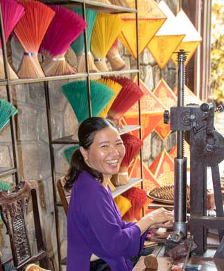 Smilende kvinde som laver vietnamesisk håndværk i Hué, Vietnam Smilende kvinde som laver vietnamesisk håndværk i Hué, Vietnam