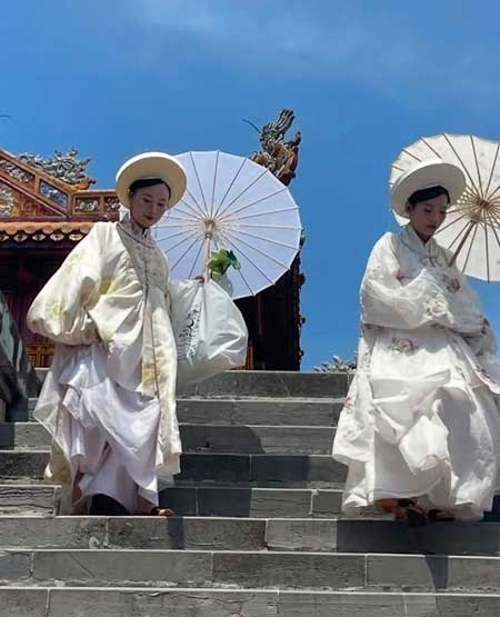 Vietnamesiske kvinder i flotte hvide dragter i Hué, Vietnam Vietnamesiske kvinder i flotte hvide dragter i Hué, Vietnam