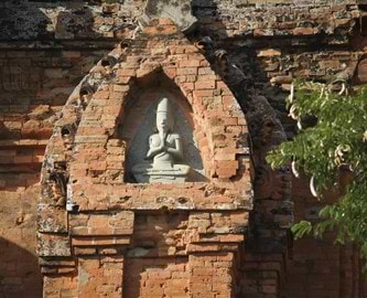 En statue i en niche i et tempelkompleks, Vietnam