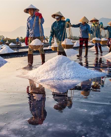 Saltudvinding i et saltfelt i Phan Thiet, Vietnam