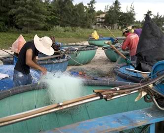 Fiskere i små runde træbåde, Vietnam