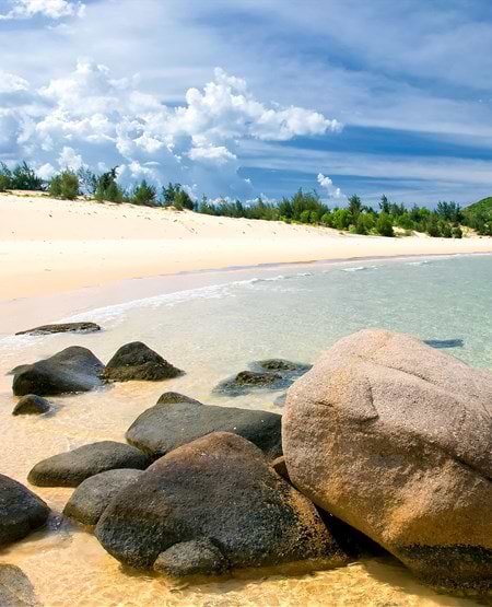 Smuk vietnamesisk strand ved Quy Nhon, Vietnam