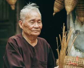 Vietnamesisk mand laver lokalt håndværk, Vietnam