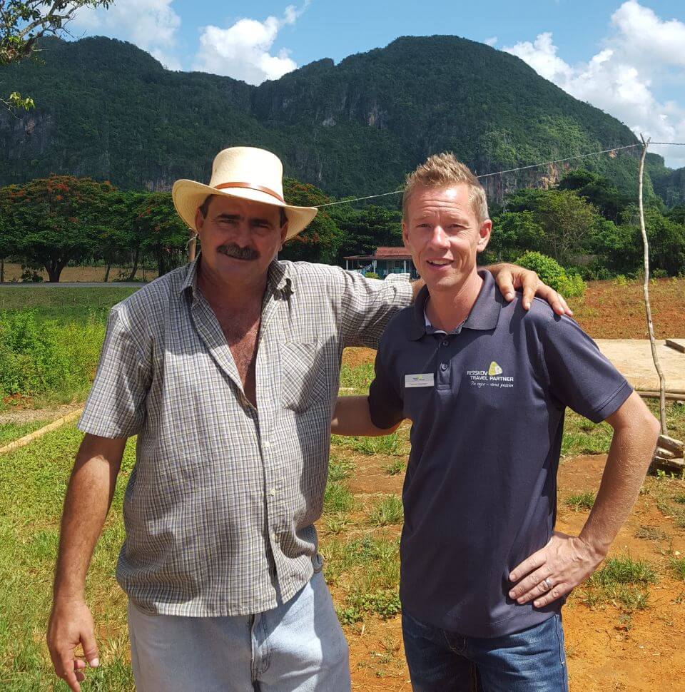 Rejseleder og rejseekspert hos Risskov Rejser, Thomas Stockmarr, med lokal bonde Viñales-dalen i Pinar del Río-provinsen, Cuba Rejseleder og rejseekspert hos Risskov Rejser, Thomas Stockmarr, med lokal bonde Viñales-dalen i Pinar del Río-provinsen, Cuba