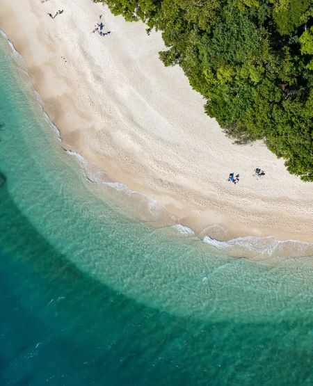 Fitzroy Island set fra luften med hav, strand og regnskov