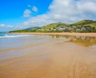 Den lille kystby Lorne set fra strandkanten