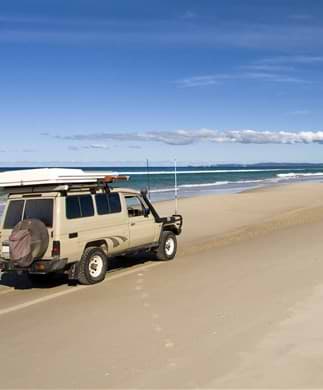 4WD-udflugt på på stranden i K’gari, Australien