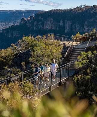 Vandrere på gangbro i Blue Mountains National Park, Australien