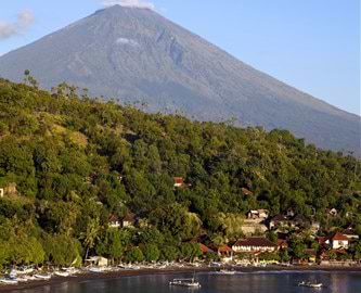 Mt. Agung ved Amed stranden på Bali Mt. Agung ved Amed stranden på Bali