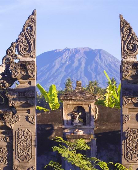 Tempel med Agung bjerget i baggrunden ved Amed, Bali Tempel med Agung bjerget i baggrunden ved Amed, Bali