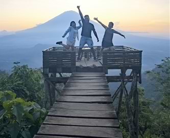Mennesker i solopgang over Mount Agung ved Amed på Bali Mennesker i solopgang over Mount Agung ved Amed på Bali