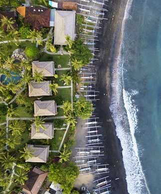 Luftfoto over kyststrækningen ved Amed på Bali Luftfoto over kyststrækningen ved Amed på Bali