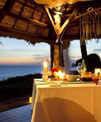 Aftenhygge ved stranden på Bali med lys på dækket bord