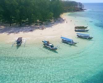 Gili, Bali Både i vandet ved skøn strand på Gili, Bali