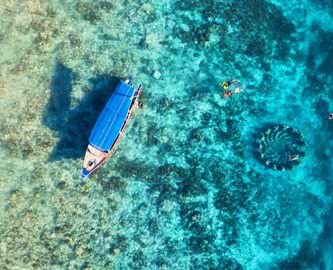Havet ved Gili-øerne, Bali Båd ude på vandet med revet nedenunder på Gili-øerne, Bali