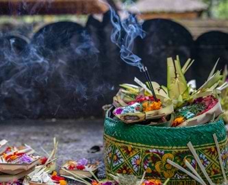 Hinduistisk Ritual med røgelse på Bali