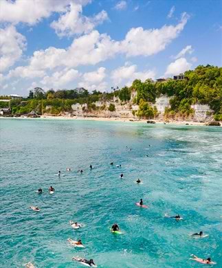 Balangan stranden med surfere i vandet, Bali Balangan stranden med surfere i vandet, Bali