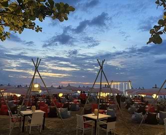 Jimbaran på Bali Restauranter i solnedgang på stranden i Jimbaran på Bali
