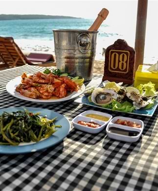 Skaldyrsfad serveret på bord på stranden i Jimbaran på Bali Skaldyrsfad serveret på bord på stranden i Jimbaran på Bali