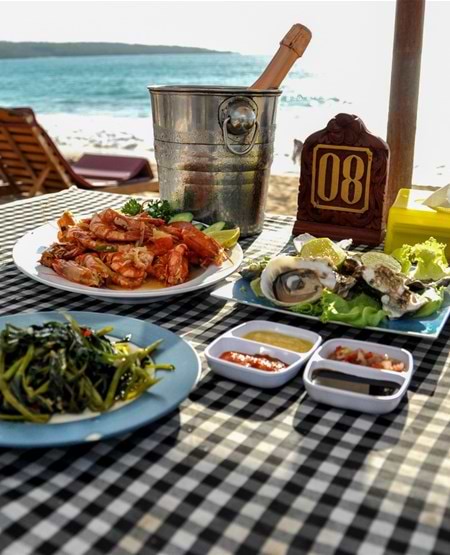 Restaurant med seafood og champagne på stranden i Jimbaran på Bali Restaurant med seafood og champagne på stranden i Jimbaran på Bali
