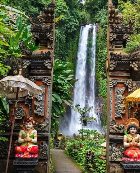 Gitgit-vandfaldet ved Lovina på Bali Gitgit-vandfaldet ved Lovina på Bali