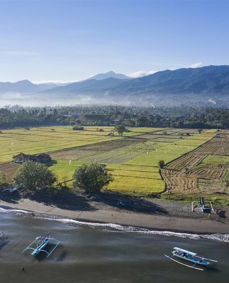 Lovina på Bali Smuk udsigt over strand og landskab med bjerge i Lovina på Bali