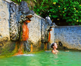 Kvinde der bader i Lovinas varme kilder på Bali Kvinde der bader i Lovinas varme kilder på Bali