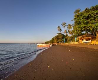 Stranden i Lovina på Bali Stranden i Lovina på Bali