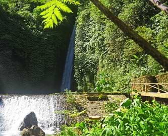 Vandfald ved Munduk på Bali Vandfald ved Munduk på Bali