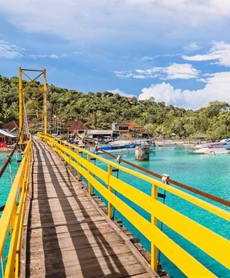 Yellow Bridge, Nusa Lembongan og Nusa Ceningan på Bali Den gule bro, Yellow Bridge, som forbinder Nusa Lembongan og Nusa Ceningan på Bali