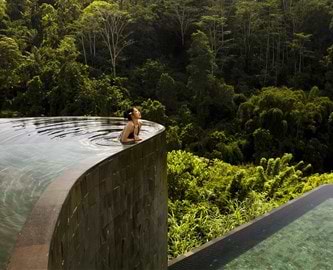 Kvinde i infinitypool på Bali